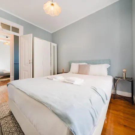 Bright 3br Steps From National Pantheon | By Airnest * Lisboa