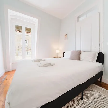 Bright 3br Steps From National Pantheon | By Airnest Apartament Lizbona