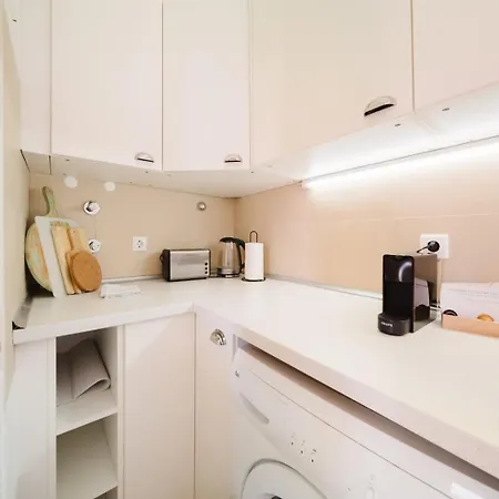 Bright 3br Steps From National Pantheon | By Airnest شقة Lisboa