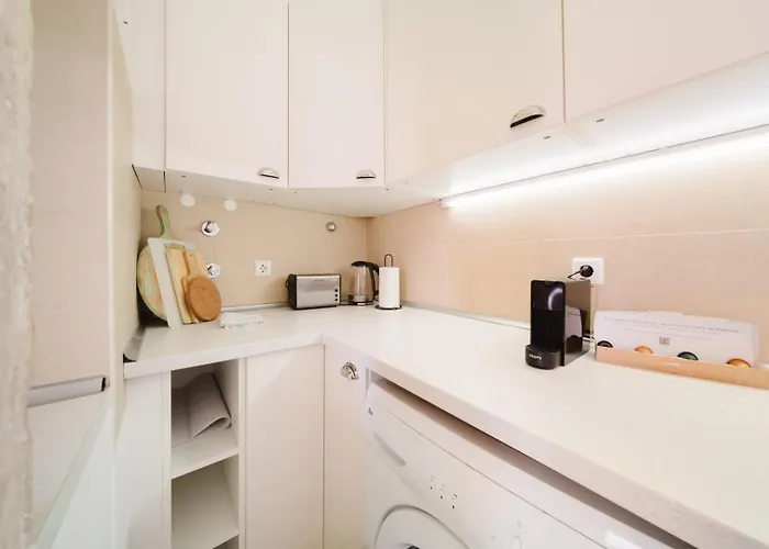 Bright 3br Steps From National Pantheon | By Airnest Διαμέρισμα Lisboa