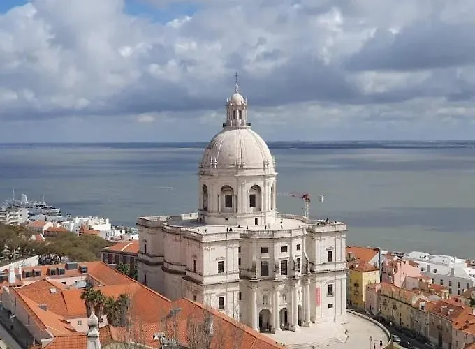 Bright 3br Steps From National Pantheon | By Airnest * Lisboa